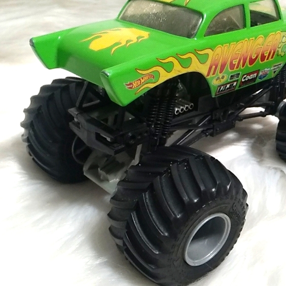 Monster Jam Avenger Hot Wheels Monster Truck Scale 1/24 Lucas Oil Products - Picture 4 of 14